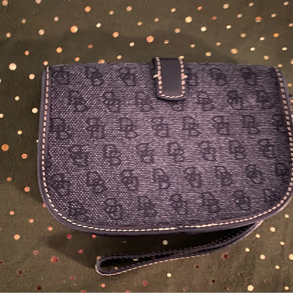 EUC Dooney and Bourke small wristlet Black - Picture 4 of 5